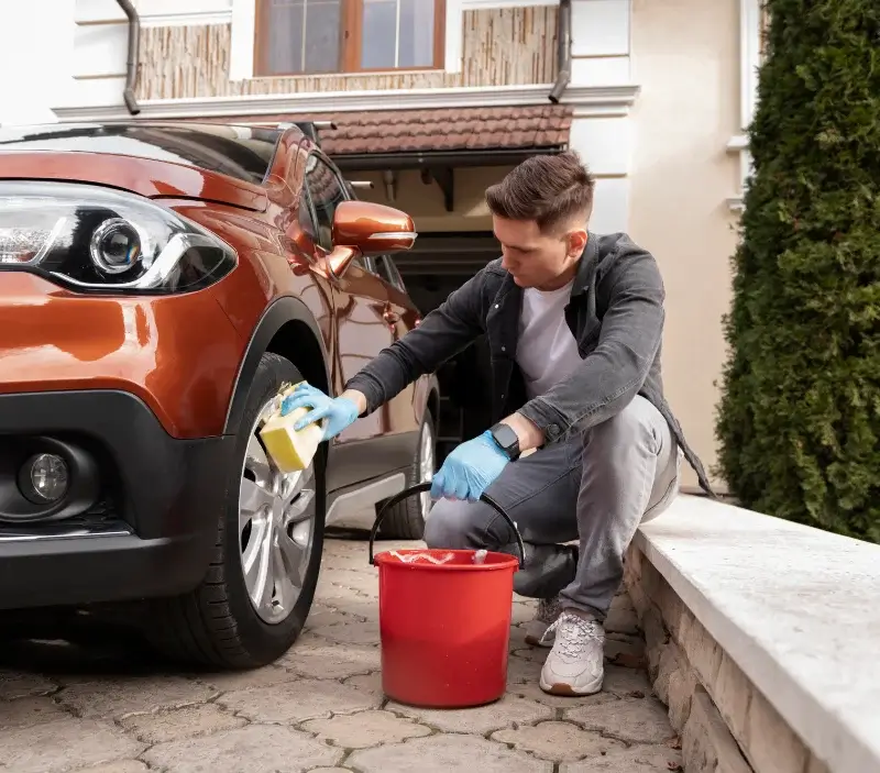 Lavage auto à domicile La Selle-en-Hermoy : professionnel intervenant sur un véhicule
